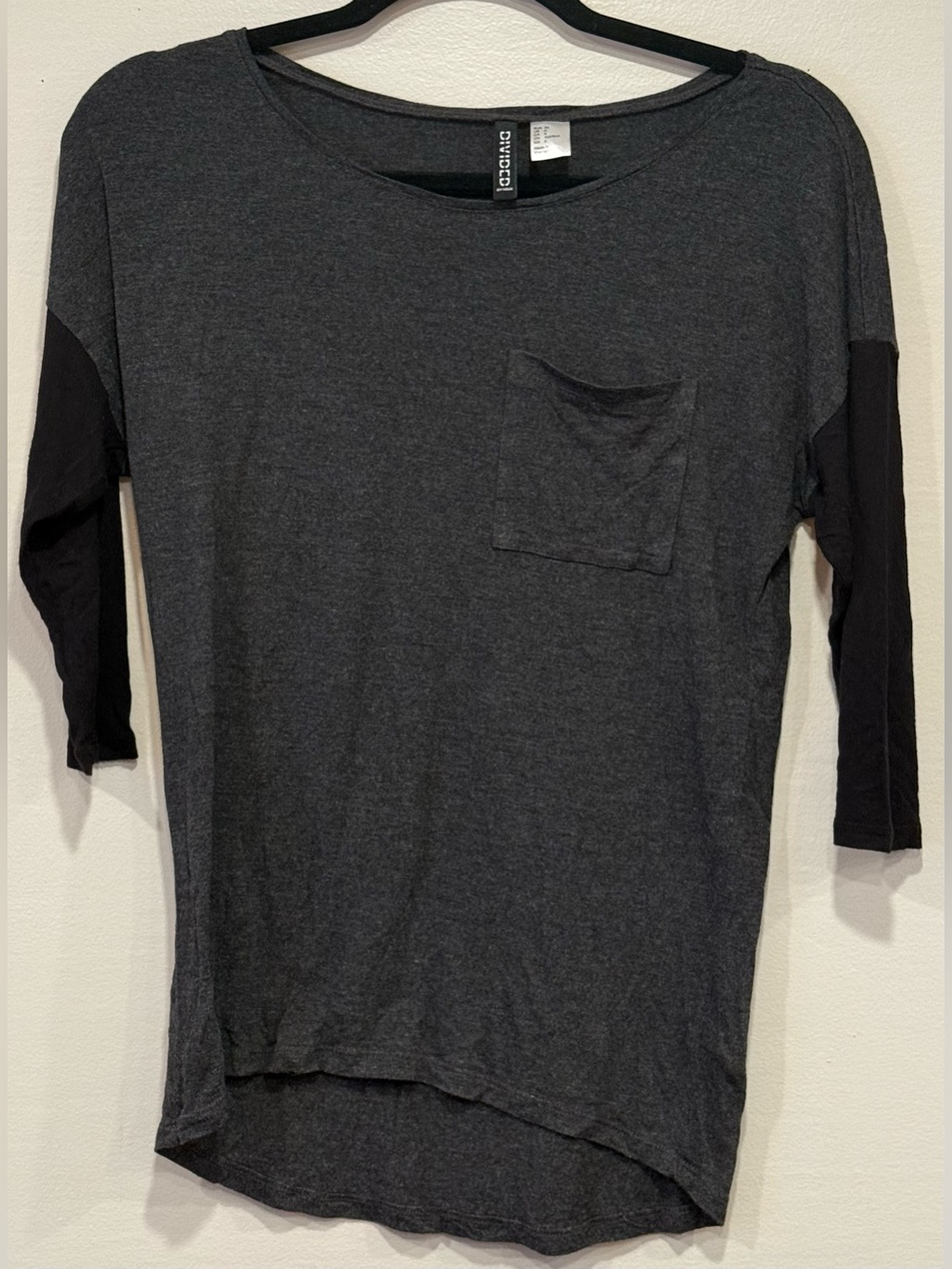 H&M Divided Women's Gray and Black Scoop Neck 3/4 Sleeve Pocket Top Size 6